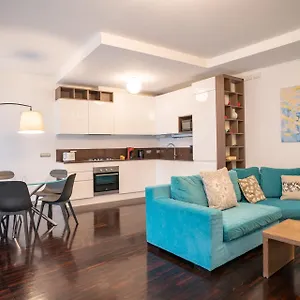  Apartment Authentic Yet Modern Retreat In Center